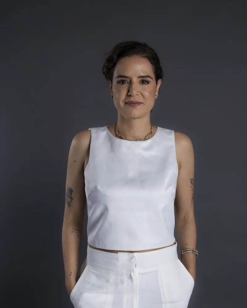 Dra. Anna Carolina Rocha, de roupa branca, em retrato profissional com expressão serena