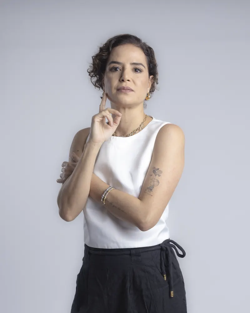 Dra. Anna Carolina Rocha em retrato profissional, com expressão atenta