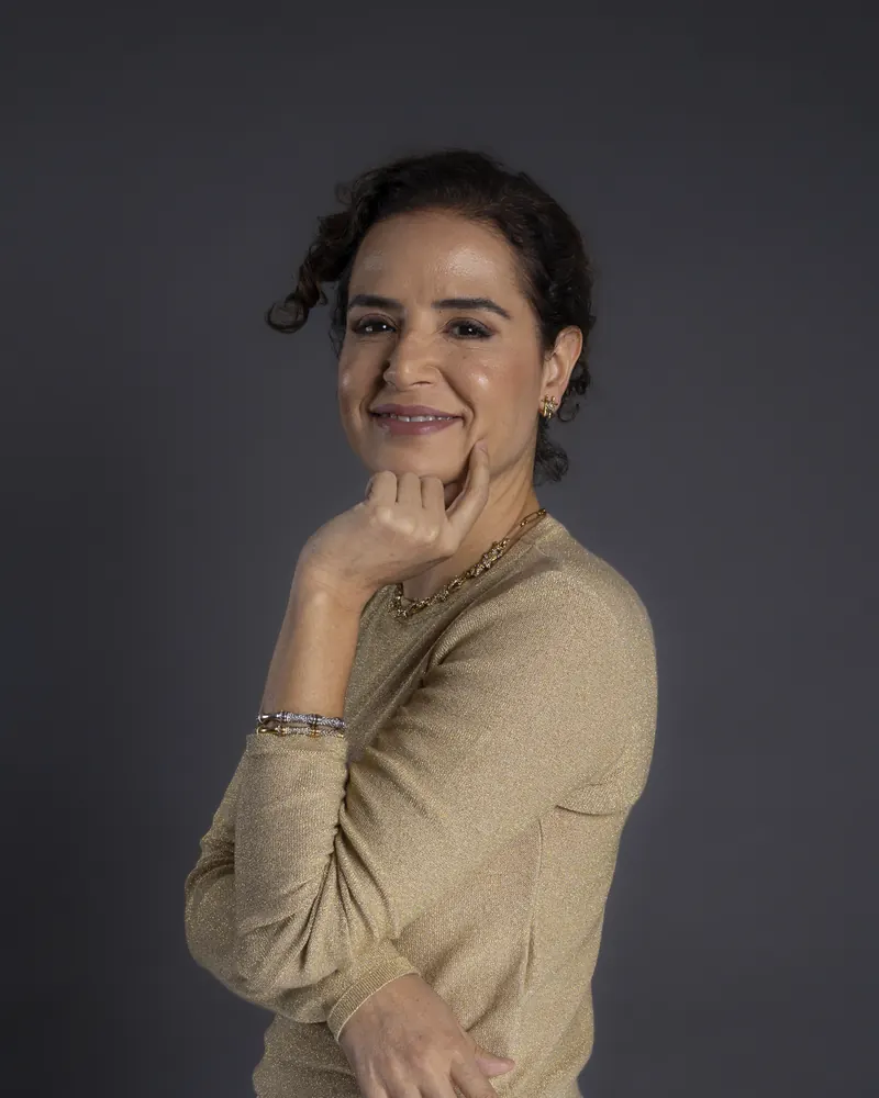 Dra. Anna Carolina Rocha, com expressão serena, em retrato profissional